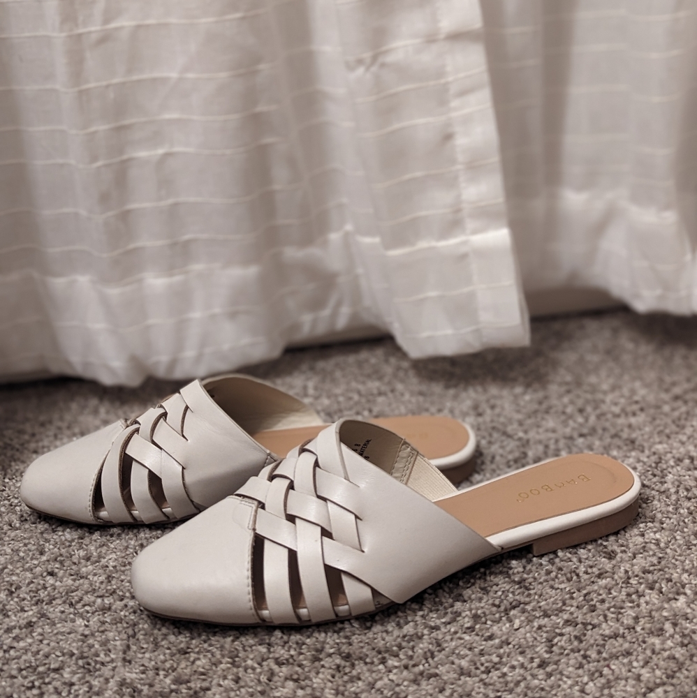 Size 8 lunch date ivory white flat mules